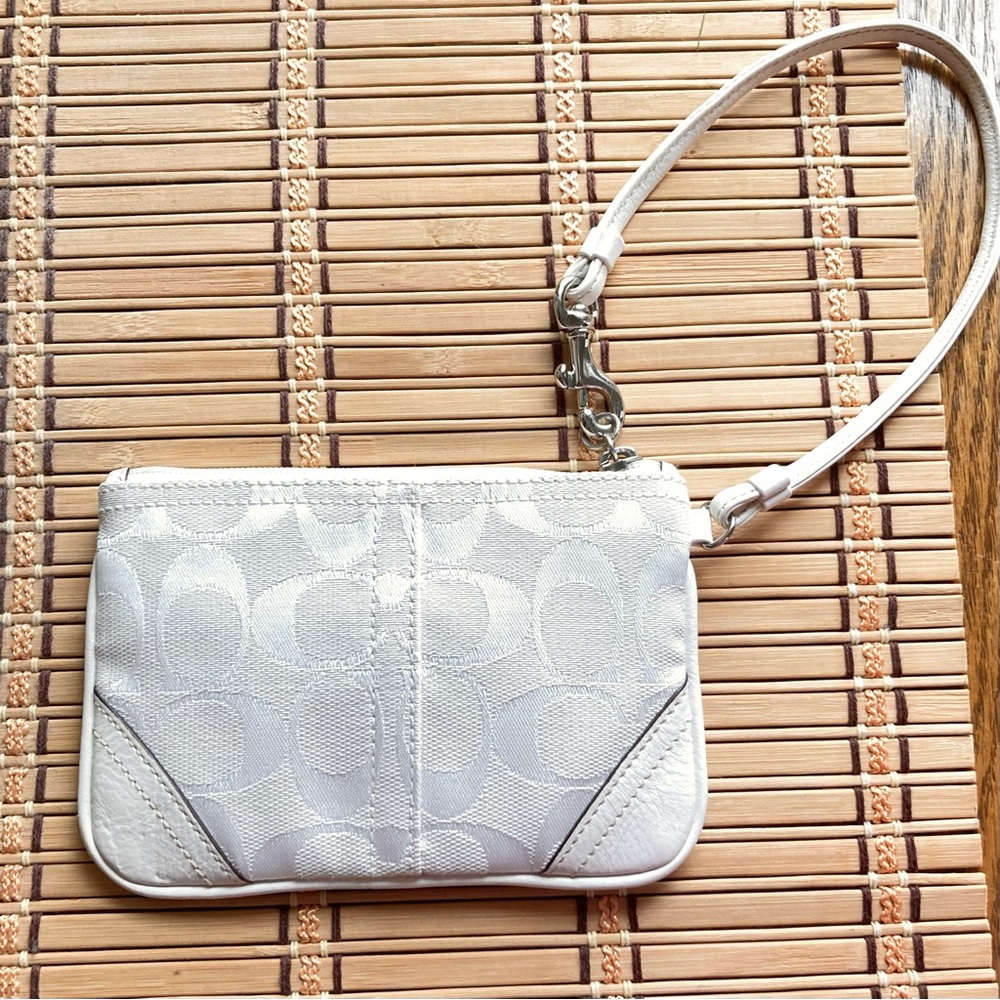 Coach Wristlet in Signature Canvus